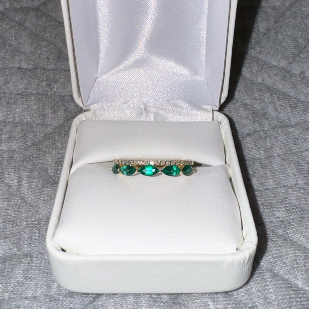 14K Yellow Gold, REAL DIAMOND and EMERALD Band Ring - Picture 4 of 9